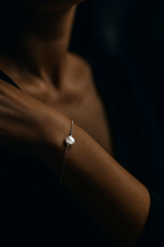 Elegant 925 sterling silver bracelet with wire-wrapped baroque keshi pearl – 7cm + 4cm extension | Timeless elegance in soft white, suitable for allergy sufferers - ARM925-27