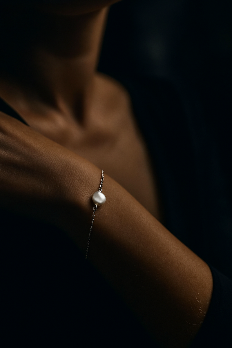 Elegant 925 sterling silver bracelet with wire-wrapped baroque keshi pearl – 7cm + 4cm extension | Timeless elegance in soft white, suitable for allergy sufferers - ARM925-27