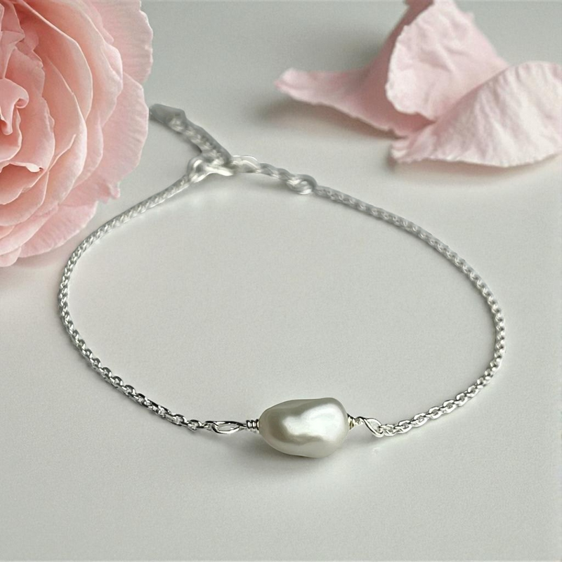 Elegant 925 sterling silver bracelet with wire-wrapped baroque keshi pearl – 7cm + 4cm extension | Timeless elegance in soft white, suitable for allergy sufferers - ARM925-27