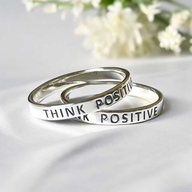 925 Sterling Silber Ring mit Inschrift "Think Positive" – Hypoallergen, Angenehmes Tragegefühl - RG925-40