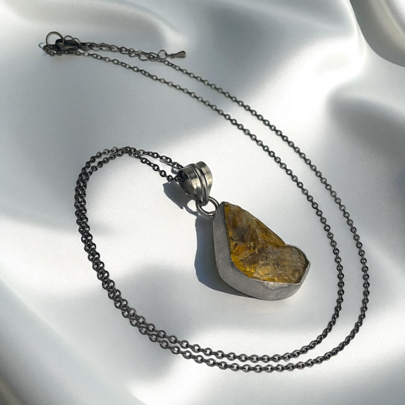 „Desert Glow“ Altsilber Kette aus Messing mit XL Citrin Rohstein Anhänger, 4x3 cm, 70 cm, hypoallergen & für Allergiker geeignet