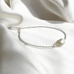 Elegant 925 sterling silver bracelet with wire-wrapped baroque keshi pearl – 7cm + 4cm extension | Timeless elegance in soft white, suitable for allergy sufferers - ARM925-27