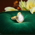 Vergoldeter Statement-Ring mit Keshi-Perle – größenverstellbar, handgefertigt & allergikerfreundlich Schmuck