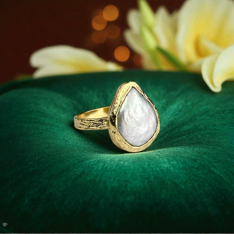 Vergoldeter Statement-Ring mit Keshi-Perle – größenverstellbar, handgefertigt & allergikerfreundlich Schmuck