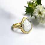 Vergoldeter Statement-Ring mit Keshi-Perle – größenverstellbar, handgefertigt & allergikerfreundlich Schmuck