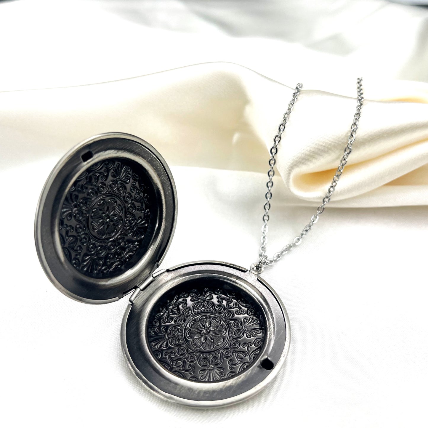 Customizable Photo Medallion Chain incl. Photoservice - Hinging XL Locket - VIK-36