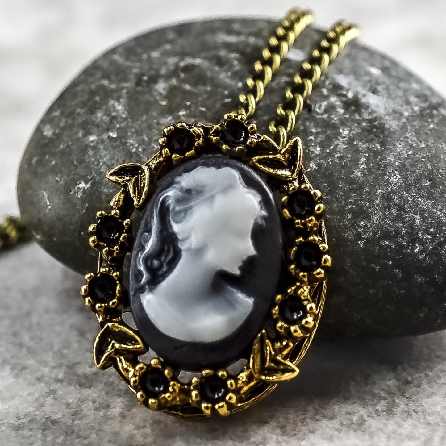 Kamee Baroque Lady Bronze Chain -Black