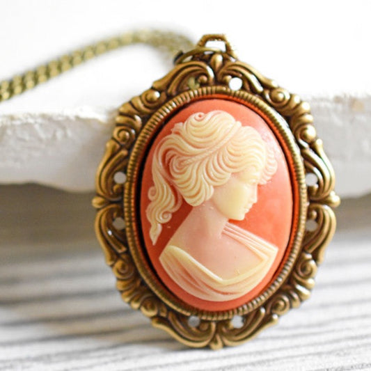 Baroque lady chain in vintage style