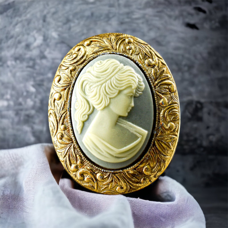 Kamee Barock Lady Brooch in Vintage Style -blue-