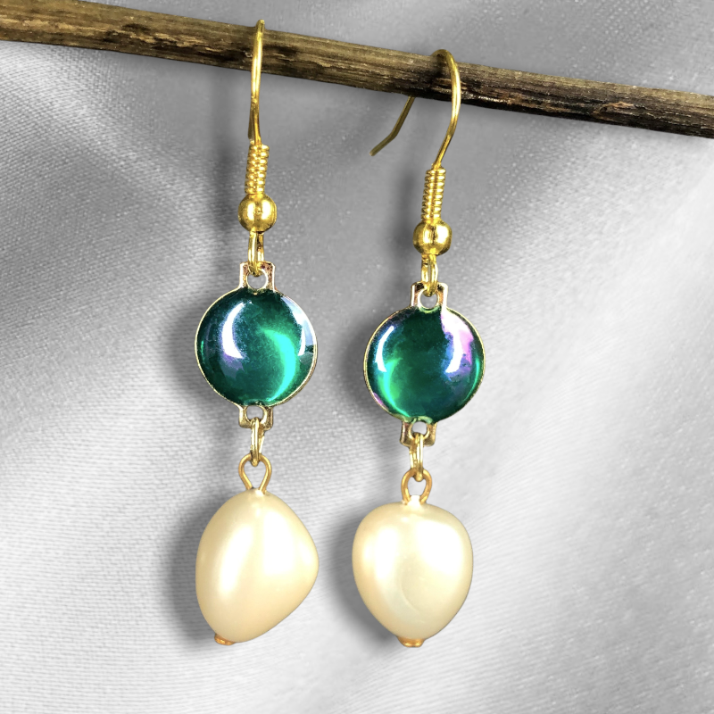 Pearl earrings in vintage style