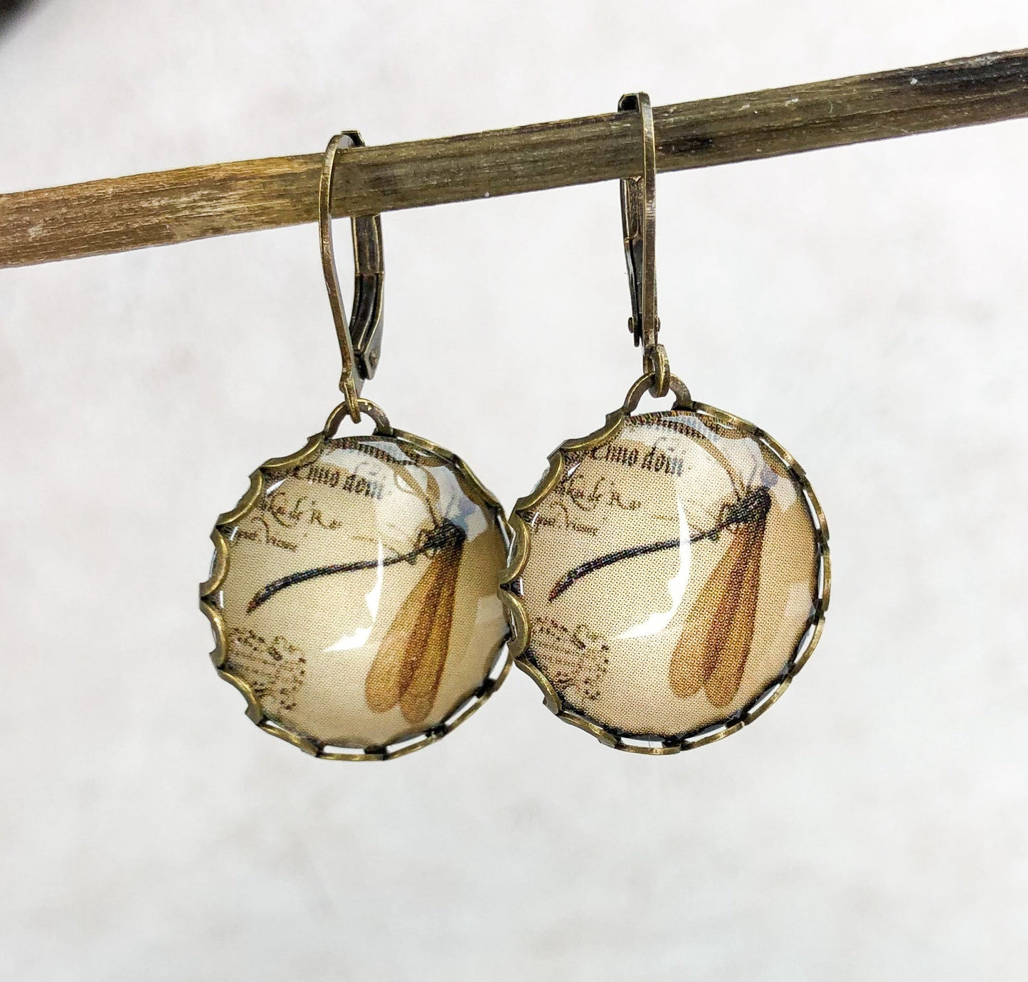 Natural researcher earrings in vintage style