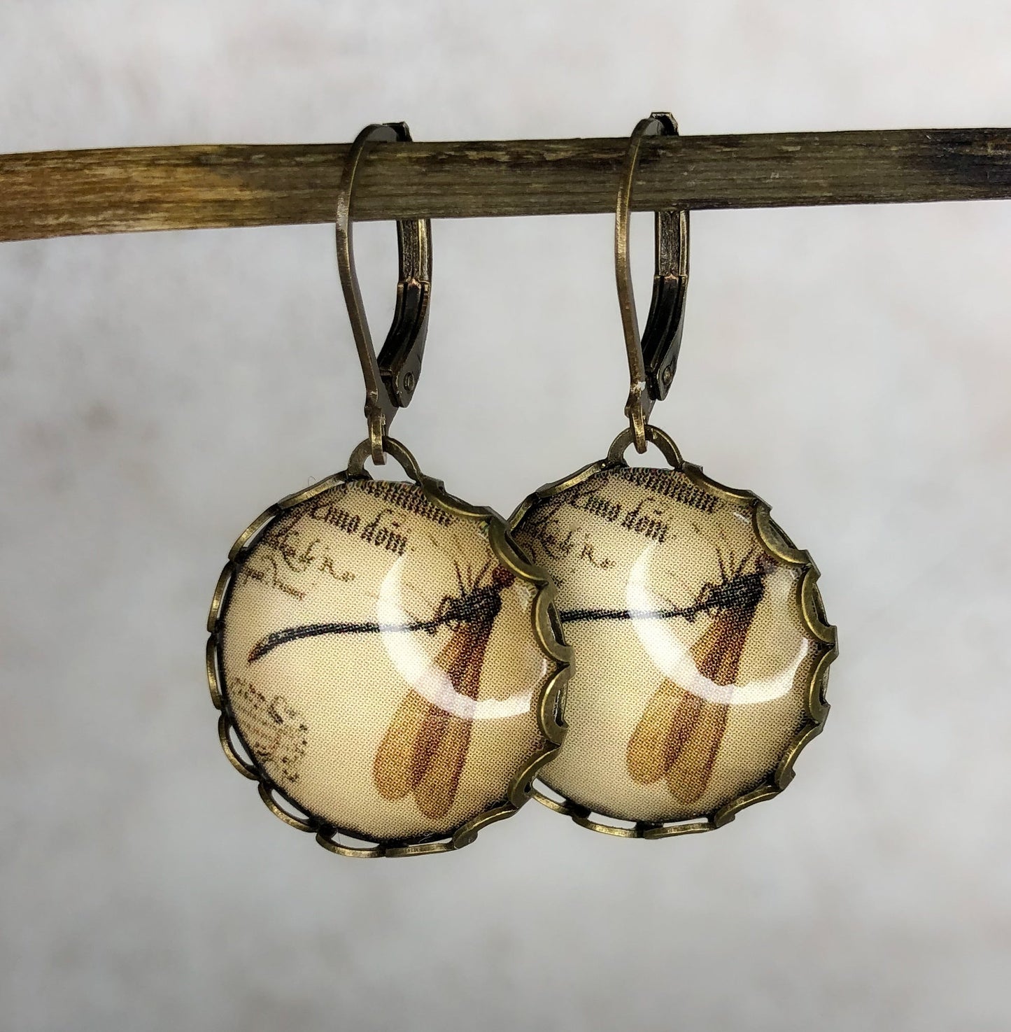 Natural researcher earrings in vintage style