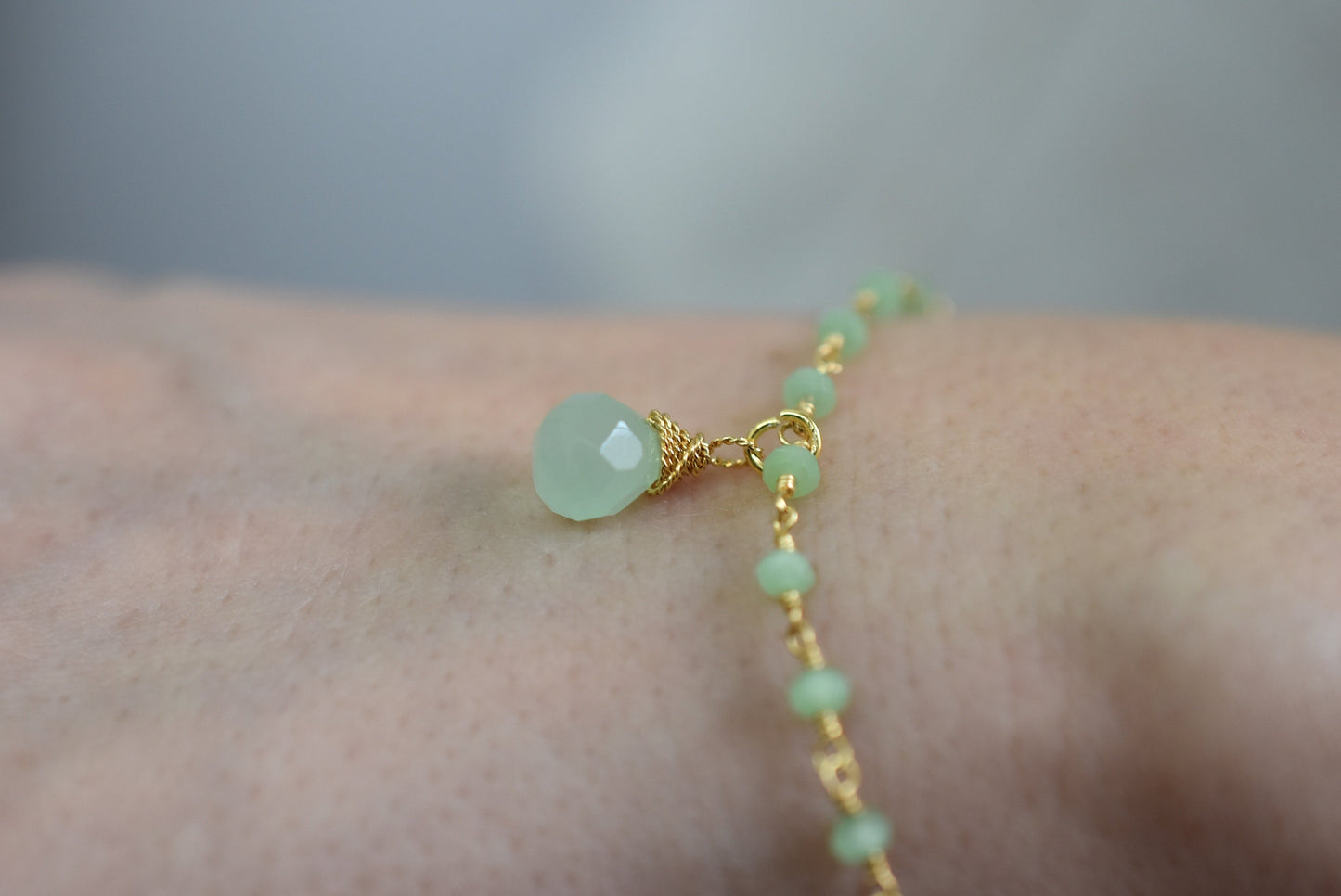 Gem bracelet with peridot drops