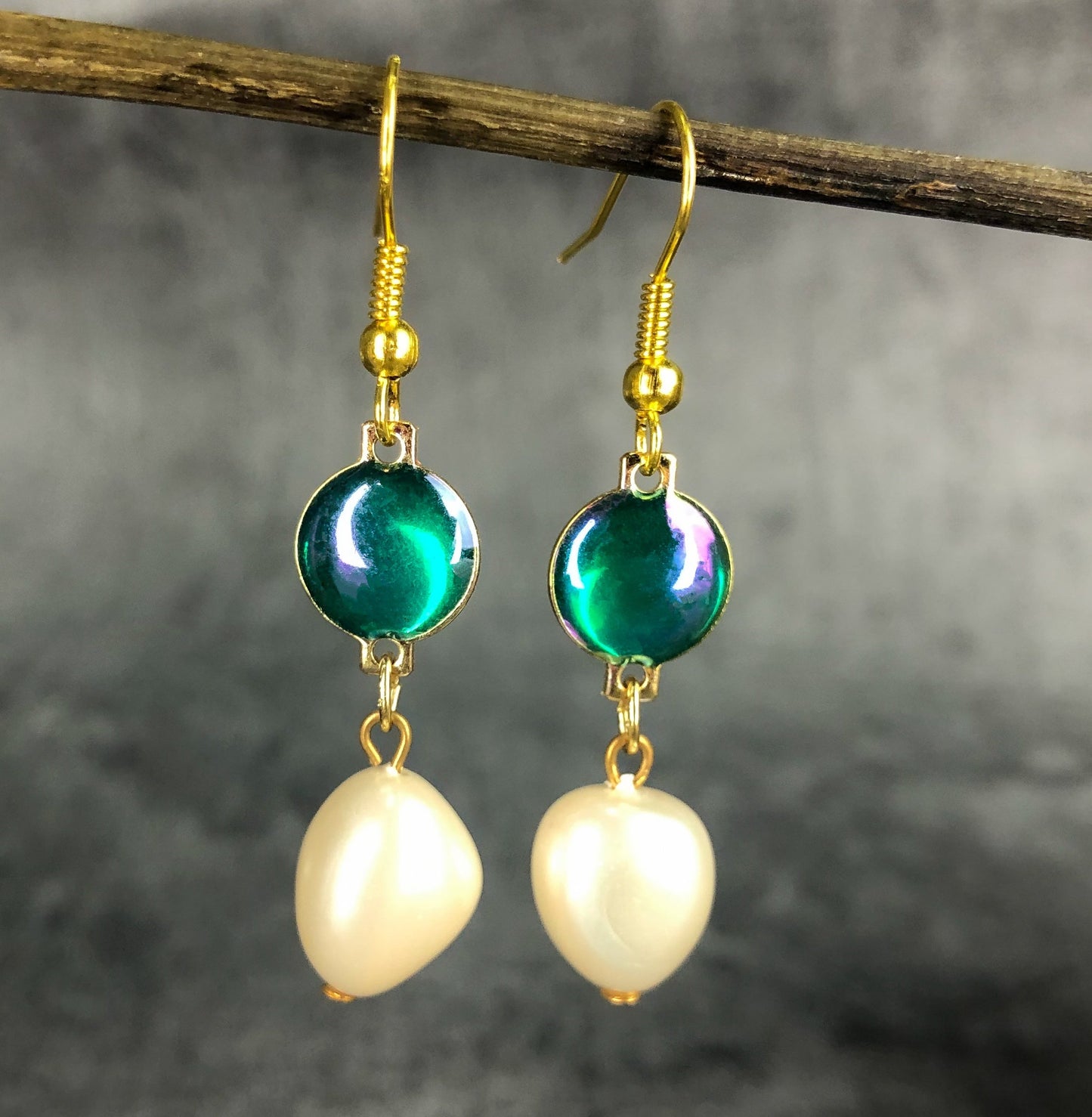 Pearl earrings in vintage style